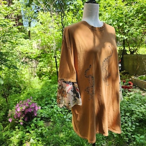 Camiseta extragrande de Urban Outfitters, color camel, con estampado de tigres reciclados y rediseñados. imagen 4