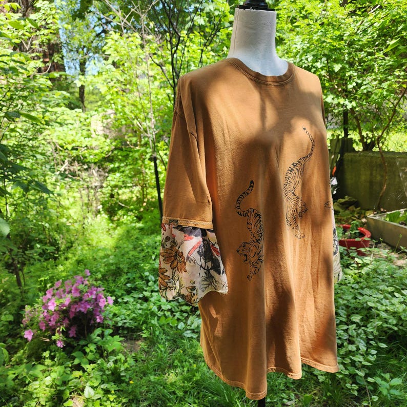 Camiseta extragrande de Urban Outfitters, color camel, con estampado de tigres reciclados y rediseñados. imagen 4