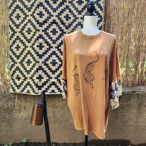 Camiseta extragrande de Urban Outfitters, color camel, con estampado de tigres reciclados y rediseñados. imagen 2