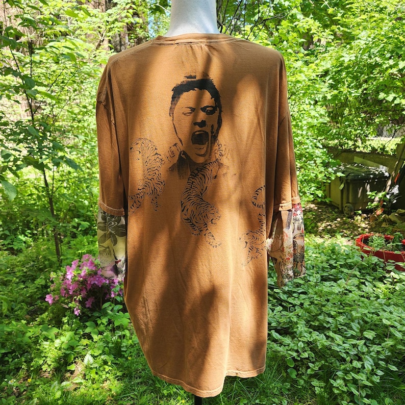 Camiseta extragrande de Urban Outfitters, color camel, con estampado de tigres reciclados y rediseñados. imagen 5