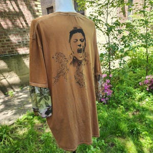 Camiseta extragrande de Urban Outfitters, color camel, con estampado de tigres reciclados y rediseñados. imagen 6