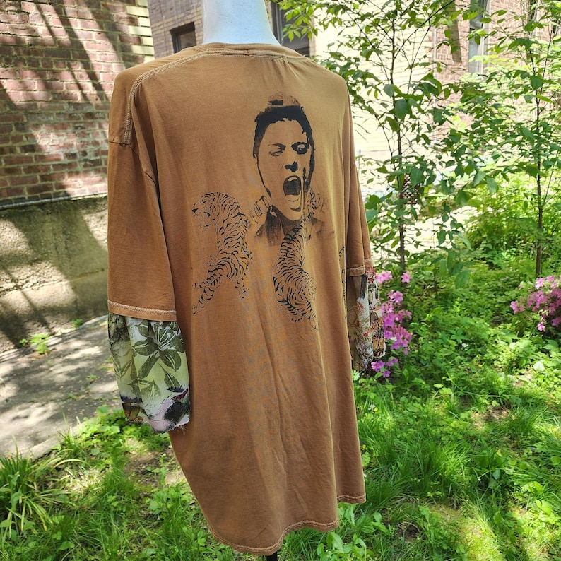 Camiseta extragrande de Urban Outfitters, color camel, con estampado de tigres reciclados y rediseñados. imagen 6