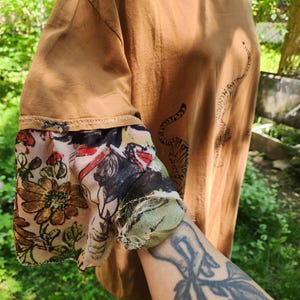 Camiseta extragrande de Urban Outfitters, color camel, con estampado de tigres reciclados y rediseñados. imagen 3