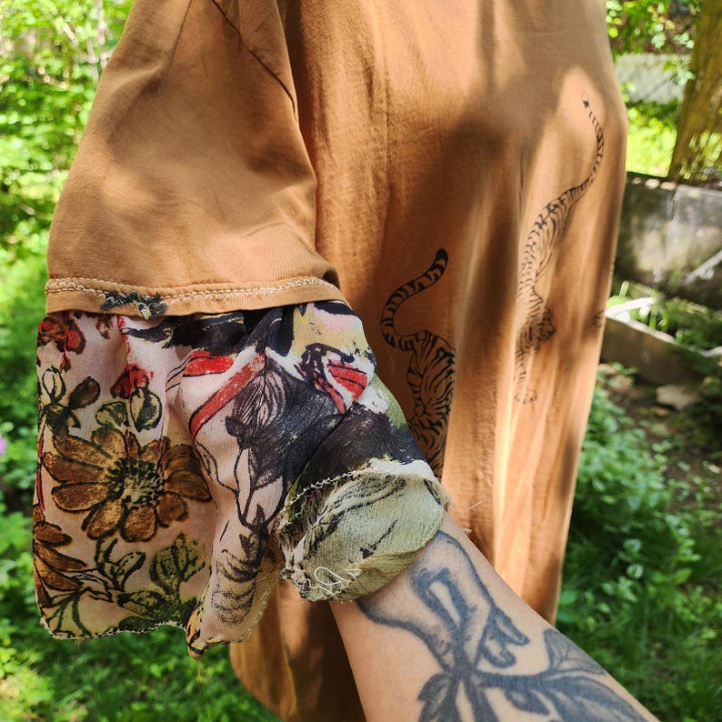 Camiseta extragrande de Urban Outfitters, color camel, con estampado de tigres reciclados y rediseñados. imagen 3