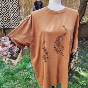 Camiseta extragrande de Urban Outfitters, color camel, con estampado de tigres reciclados y rediseñados. imagen 1