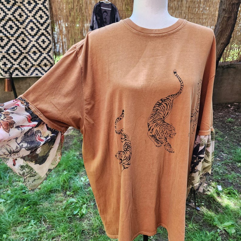 Camiseta extragrande de Urban Outfitters, color camel, con estampado de tigres reciclados y rediseñados. imagen 1