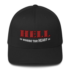 Könnte beinhalten: Schwarze Baseballkappe mit rotem Sticktext, der "HELL IS WHERE THE HEART IS" lautet.