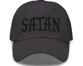 Puede incluir: Una gorra de béisbol gris oscuro con la palabra "SATAN" bordada en negro en la parte delantera.