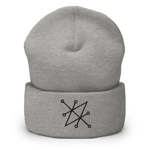 Op de afbeelding: Grijze beanie met een zwart geometrisch ontwerp op de voorkant.