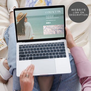 Op de afbeelding: Een persoon gebruikt een laptop. Het laptopscherm toont een website met een contactformulier, een foto van een vrouw en een kaart. De tekst op het scherm luidt "Contact" en bevat een telefoonnummer, een e-mailadres en een website-adres.