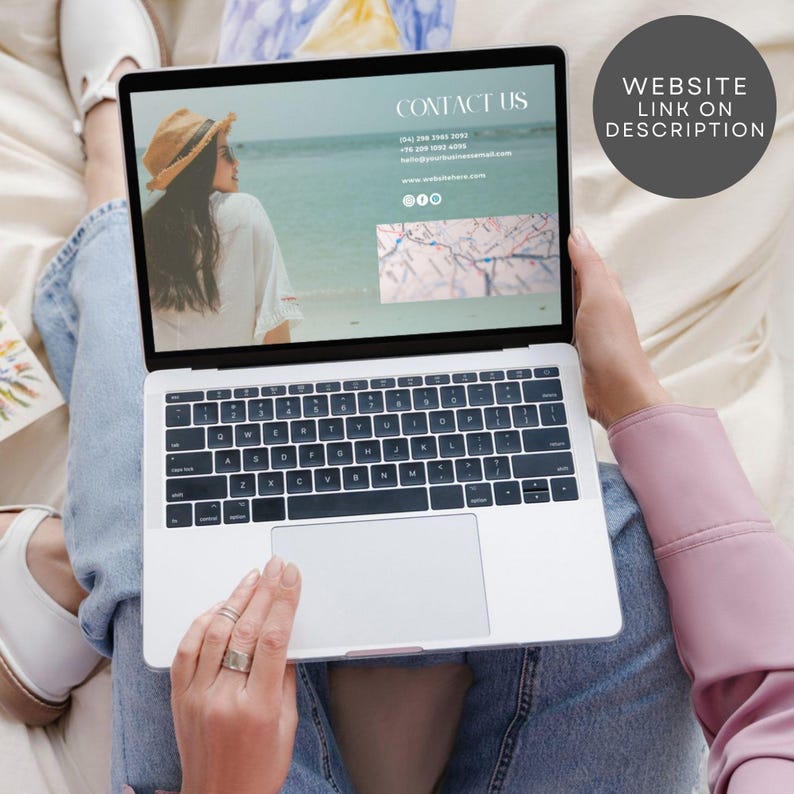 Op de afbeelding: Een persoon gebruikt een laptop. Het laptopscherm toont een website met een contactformulier, een foto van een vrouw en een kaart. De tekst op het scherm luidt "Contact" en bevat een telefoonnummer, een e-mailadres en een website-adres.