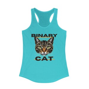 Peut inclure: Un débardeur turquoise avec un motif noir et orange représentant un visage de chat et le texte "BINARY CAT".