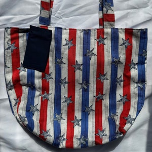 Bolso de mano con estrellas rojas, blancas y azules con bolsillo y tarjetero a juego. Bolso de mano exclusivo hecho a mano, bolso reutilizable, bolso para libros, bolso para mercado de agricultores.