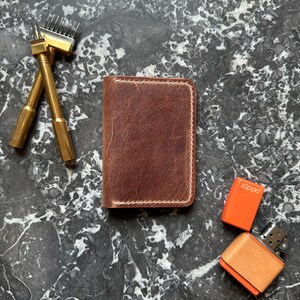 The Skiff Wallet - Cartera delgada, titular de la tarjeta, cartera de cuero, cuero de grano completo, hecho a mano