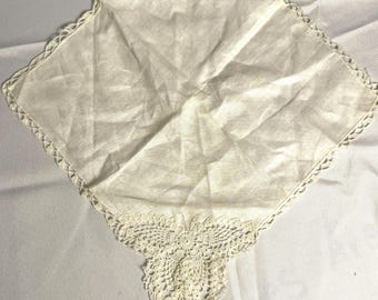 Stara ręcznie haftowana chusteczka z motywem motyla