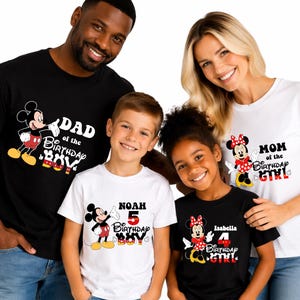 Puede incluir: Familia con camisetas a juego de cumpleaños de Mickey y Minnie Mouse en blanco y negro. Las camisetas dicen "Dad of the Birthday Boy", "Mom of the Birthday Girl", "Noah 5 Birthday Boy" e "Isabella 4 Birthday Girl".
