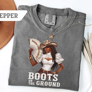 Comfort Colors®Where Them Fans At Shirt,Boots On The Ground Black Cowgirl Cowboy T-Tee,Trail Ride Rodeo Tee Gift,Southern Cowgirl Shirt Gift