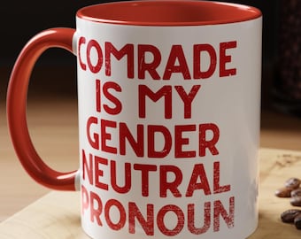 Taza de café con pronombre camarada: política, queer e inclusiva