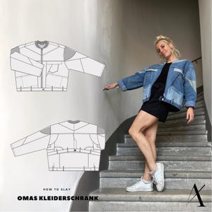 Może przedstawiać: Czarno-biały rysunek krótkiej kurtki dżinsowej z zamkiem błyskawicznym i kieszeniami. Rysunek jest nałożony na zdjęcie osoby w dżinsowej kurtce i czarnych spodenkach, stojącej na schodach.