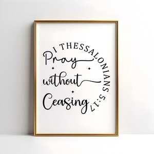 Könnte beinhalten: Ein weißer gerahmter Druck mit schwarzem Text, der "I Thessalonians Pray without Ceasing 5:17" lautet.