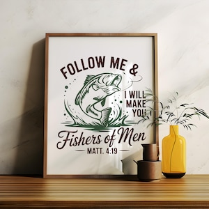 Könnte beinhalten: Gerahmter Druck mit dem Text "FOLLOW ME & I WILL MAKE YOU Fishers of Men - Matt. 4:19". Das Kunstwerk zeigt einen springenden Fisch in Grün und Weiß, mit einem braunen Holzrahmen. Eine gelbe Vase und braune Keramikbehälter stehen auf dem Tisch.