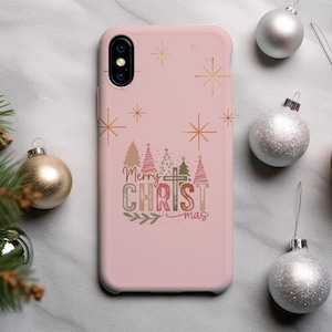 Könnte beinhalten: Eine rosa Handyhülle mit dem Schriftzug "Merry CHRISTmas" in dekorativer Schrift, mit Weihnachtsbaum- und Sternmotiven. Die Hülle ist von Weihnachtskugeln und Tannenzweigen umgeben.
