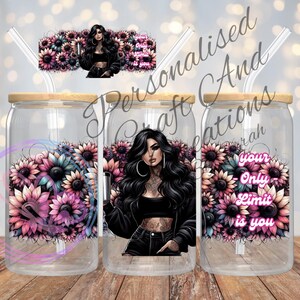 Pode incluir: Três copos de vidro transparente com tampas de bambu e canudos de vidro. Cada copo apresenta um design floral com uma mulher e o texto "Your Only Limit Is You". O design floral inclui girassóis rosa, azuis e roxos.