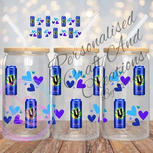 Könnte beinhalten: Drei transparente Trinkgläser mit Bambusdeckeln und Glasstrohhalmen. Jedes Glas hat ein blaues Dosen-Design und herzförmige Grafiken in Blau und Lila. Der Hintergrund ist ein Bokeh-Effekt mit dem Text "Personalised And Craft Creations By".