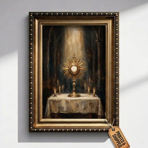 Op de afbeelding: Een ingelijste kunstdruk met een gouden monstrans in het midden op een altaar bedekt met een wit kleed, omringd door brandende kaarsen in een donker, gewelfd interieur. Een bruin label aan de lijst bevat de tekst PRINTED & SHIPPED.
