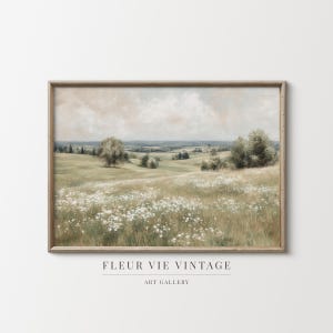 Könnte beinhalten: Gerahmtes Landschaftsgemälde mit einem Feld von Wildblumen unter einem bewölkten Himmel. Das Kunstwerk hat eine Vintage-Ästhetik mit sanften Farben und einem natürlichen Thema. Der Text "FLEUR VIE VINTAGE ART GALLERY" wird unten angezeigt.