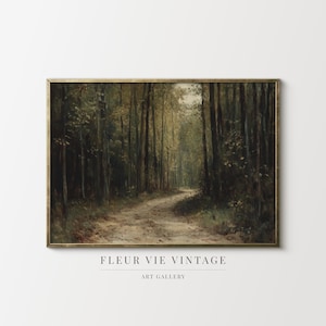 Pode incluir: Uma pintura de paisagem vintage emoldurada retrata uma cena de floresta com um caminho de terra serpenteando por entre árvores altas. A obra de arte tem uma moldura dourada e o texto "FLEUR VIE VINTAGE ART GALLERY" é impresso na parte inferior.