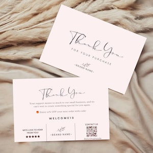 Può includere: Due biglietti di ringraziamento rettangolari rosa chiaro con testo nero. Il biglietto superiore riporta Thank You FOR YOUR PURCHASE e BRAND NAME. Quello inferiore include Thank You, un codice sconto 10% WELCOME10, un QR code e cinque stelle.