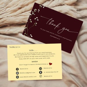 Puede incluir: Tarjeta de agradecimiento burdeos con escritura blanca y detalles florales. Una tarjeta amarilla más pequeña presenta texto, iconos de redes sociales y el nombre de la empresa "Mobile & Co."