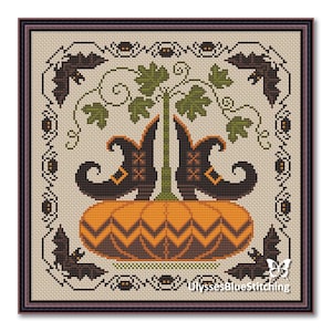 Könnte beinhalten: Kreuzstichmuster mit einem Kürbis, auf dem zwei Hexenstiefel stehen, umgeben von Fledermäusen und Spinnweben. Das Muster ist in einem braunen Rahmen gerahmt, in der rechten unteren Ecke steht der Text "Ulysses Bluestitching".