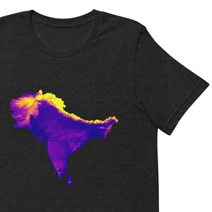 Puede incluir: Una camiseta gris oscuro con un contorno morado y amarillo del subcontinente indio.