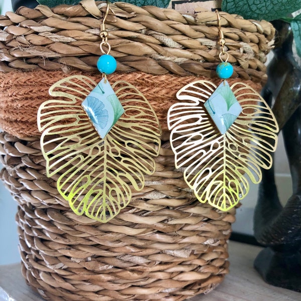 Boucles d'oreilles dorées feuilles tropicales et losanges motif ginkgo avec perles vertes