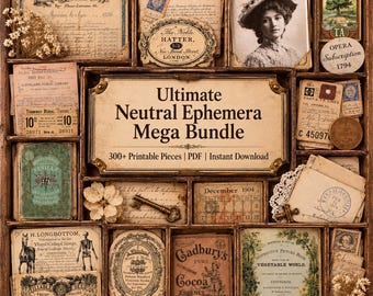 Może przedstawiać: Drewniana kaseta zecerska wypełniona papierowymi efemerydami w stylu vintage, w tym biletami, etykietami, pocztówkami oraz centralnym znakiem z napisem Ultimate Neutral Ephemera Mega Bundle 300+ Printable Pieces | PDF | Instant Download, z suszonymi kwiatami.