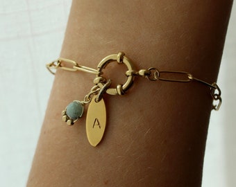 Aangepaste gouden armband, gepersonaliseerde eerste armband, Charms armband, cadeau voor haar, gepersonaliseerd cadeau, handgemaakte armband, gegraveerde sieraden