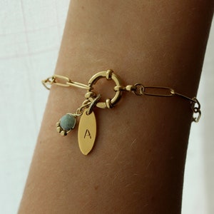 Pulsera de oro personalizada, pulsera inicial personalizada, pulsera de dijes, regalo para ella, regalo personalizado, pulsera hecha a mano, joyería grabada imagen 1