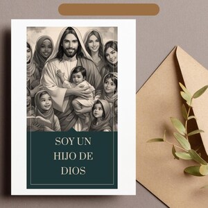 Può includere: Un biglietto d'auguri rettangolare con un'illustrazione in scala di grigi di una figura centrale dai capelli lunghi che tiene in braccio un bambino, circondata da un gruppo eterogeneo di bambini sorridenti. Sotto, un riquadro verde ottanio contiene il testo SOY UN HIJO DE DIOS.