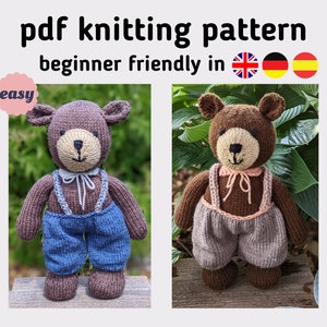 Puede incluir: Dos osos de peluche tejidos con pantalones de peto. El oso de la izquierda lleva un peto azul y el oso de la derecha lleva un peto marrón. Los osos son ambos marrones y tienen una cara de color crema. El texto "easy" está en un círculo rosa en la esquina superior izquierda de la imagen. El texto "pdf knitting pattern beginner friendly in 🇬🇧🇩🇪🇪🇸" está en la parte superior de la imagen.