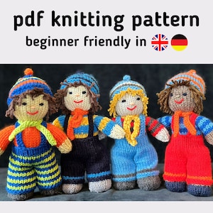 Op de afbeelding: Vier gebreide poppen met verschillende gekleurde kleding en hoeden. De poppen dragen blauwe, rode, oranje en gele kleding. De poppen staan op een zwarte achtergrond. De tekst "pdf knitting pattern beginner friendly in 🇬🇧🇩🇪" staat boven de poppen.