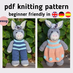 Op de afbeelding: Breipatroon voor een grijze ezel die een blauw-wit gestreepte outfit en een perzikkleurige en blauw gestreepte jurk draagt. Het patroon is geschikt voor beginners en beschikbaar in het Engels, Duits en Spaans. Het patroon is gemarkeerd met "gemakkelijk".