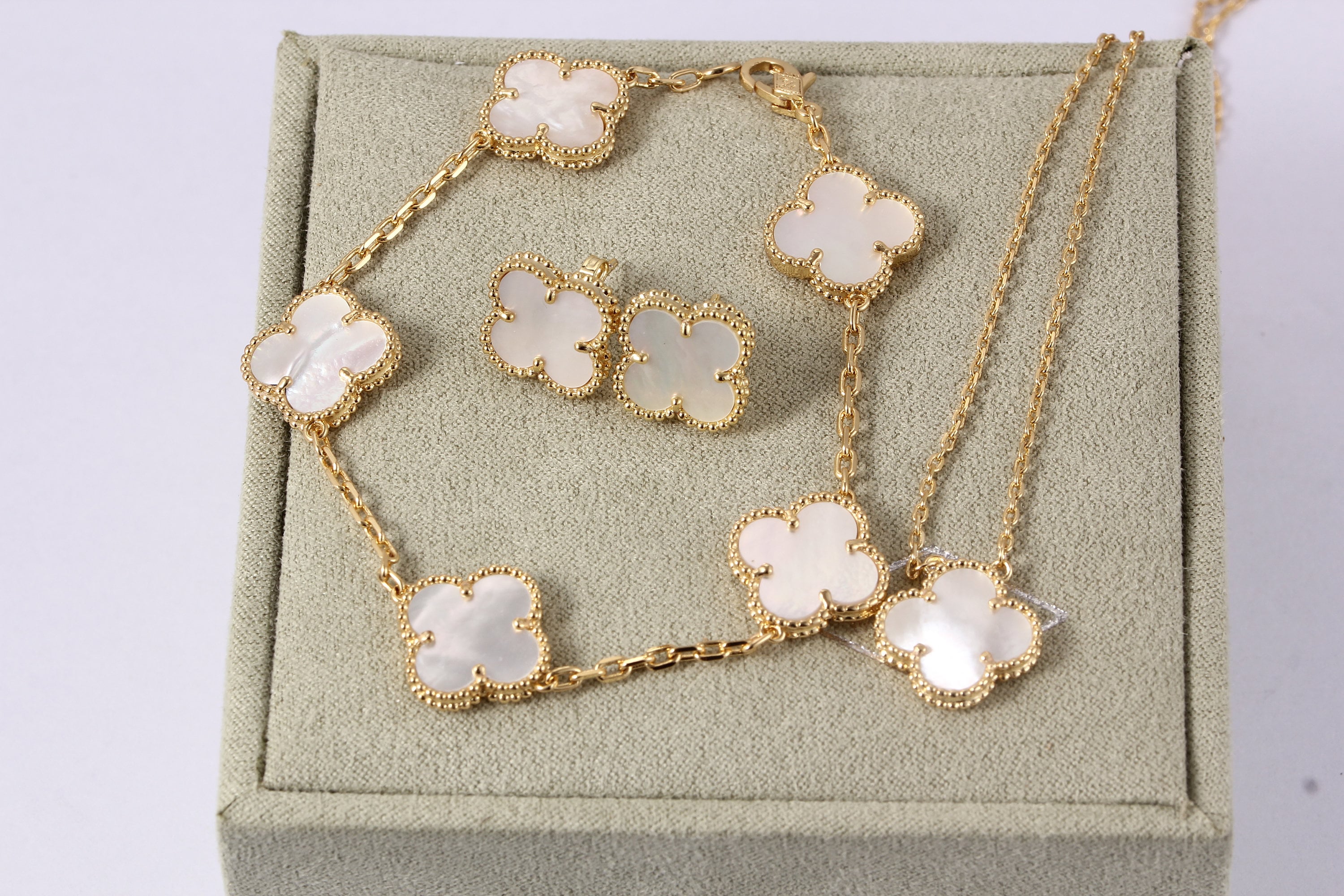 Let the Monogram Idylle jewelery collection (and a lucky four-leaf