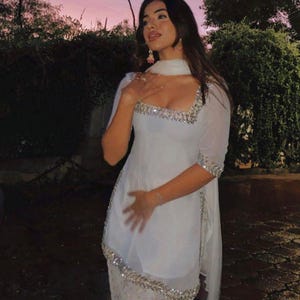Wit Georgette Salwar Kameez: Punjabi-pak van brokaatzijde