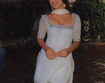 Salwar Kameez in georgette bianca: completo punjabi in seta broccata