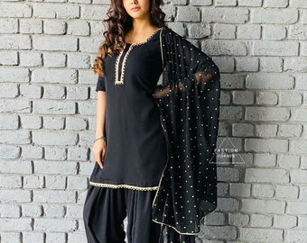 Haftowany jedwabny salwar kameez: garnitur pendżabski z siateczkową dupattą