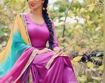 Punjabi Patiala-zijden pak: designer Salwar Kameez met veelkleurige dupatta en oorbellen