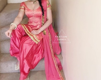 Roze crêpe Punjabi-pak: Indiase shalwar kameez met dupatta-chiffon