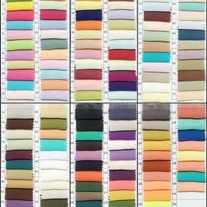 Pu&ograve; includere: Una tabella colori con 144 campioni di tessuto in una vasta gamma di colori. I campioni sono disposti in una griglia, mostrando varie tonalit&agrave;, dai rossi e blu vibranti ai pastelli tenui e ai toni neutri. Ogni campione &egrave; numerato.